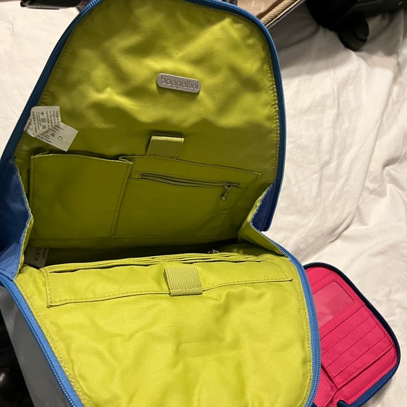 Baggallini convertible backpack with non-matching wristlet - Picture 3 of 4